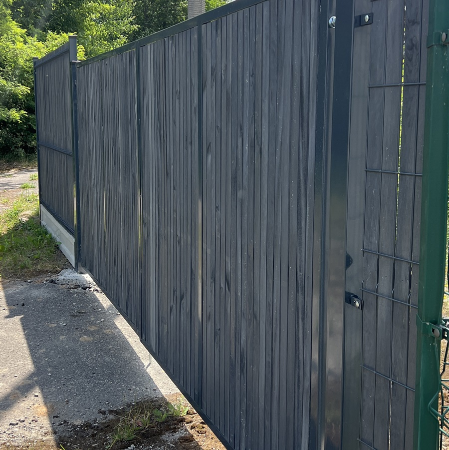 Brama panelowa dwuskrzydłowa 2D SOLID (6/5/6) 4000mm x 1500mm RAL9005 z przesłoną w kolorze grafitowym — zdjęcie 2