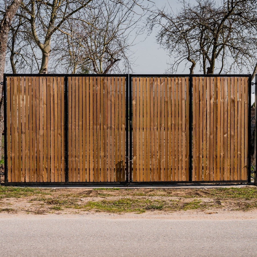 Brama panelowa dwuskrzydłowa 2D SOLID (6/5/6) 4000mm x 1500mm RAL9005 z przesłoną w kolorze naturalnym — zdjęcie 1