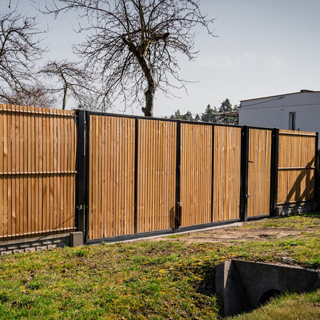 Brama panelowa dwuskrzydłowa 2D SOLID (6/5/6) 4000mm x 1500mm RAL9005 z przesłoną w kolorze naturalnym — zdjęcie 11