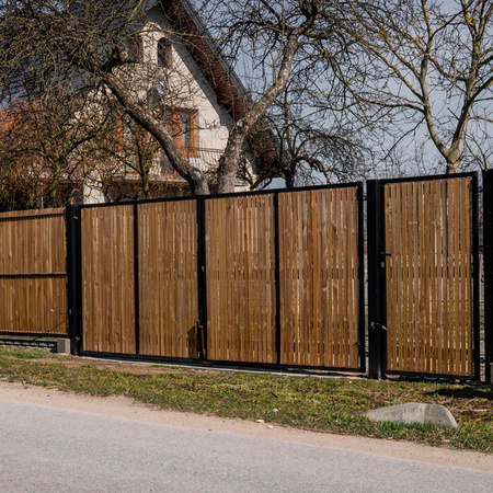 Brama panelowa dwuskrzydłowa 2D SOLID (6/5/6) 4000mm x 1500mm RAL9005 z przesłoną w kolorze naturalnym — zdjęcie 10