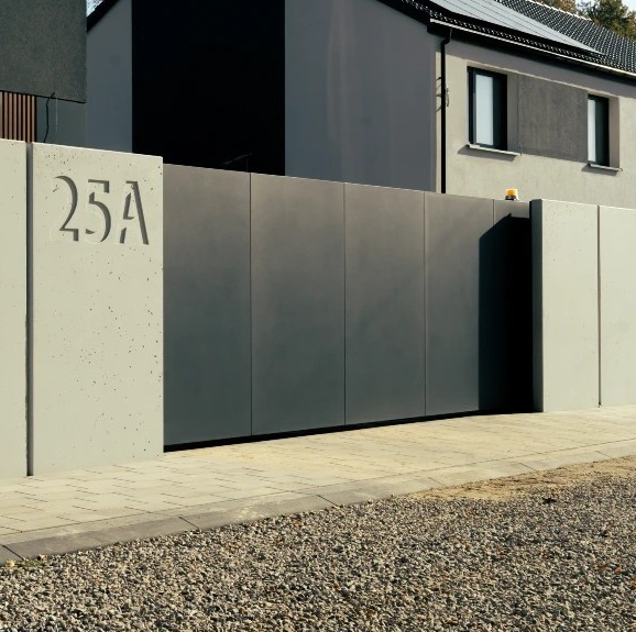 OUTLET - Brama przesuwna aluminiowa - pełna 5000mm x 1500mm, grubość 48 mm, (blacha dwustronna - 4mm) LEWA - RAL7021 (mat struktura) - przeciwwaga niezabudowana + słupy — zdjęcie 1
