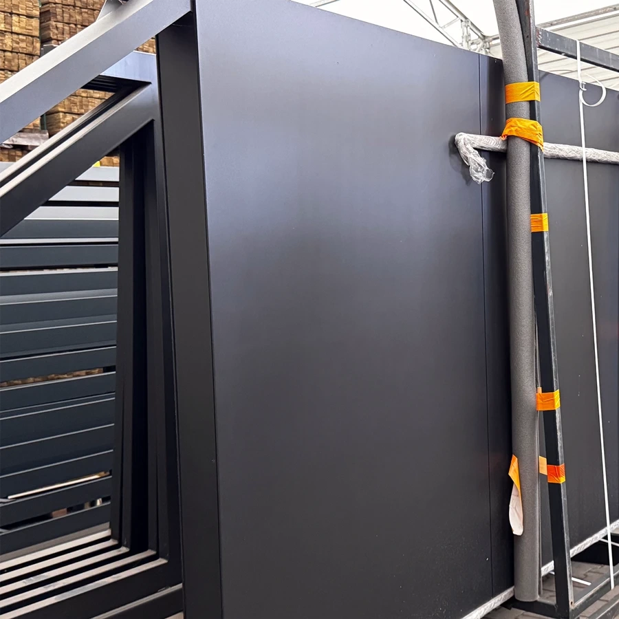 OUTLET - Brama przesuwna aluminiowa - pełna 5000mm x 1500mm, grubość 48 mm, (blacha dwustronna - 4mm) LEWA - RAL7021 (mat struktura) - przeciwwaga niezabudowana + słupy — zdjęcie 5